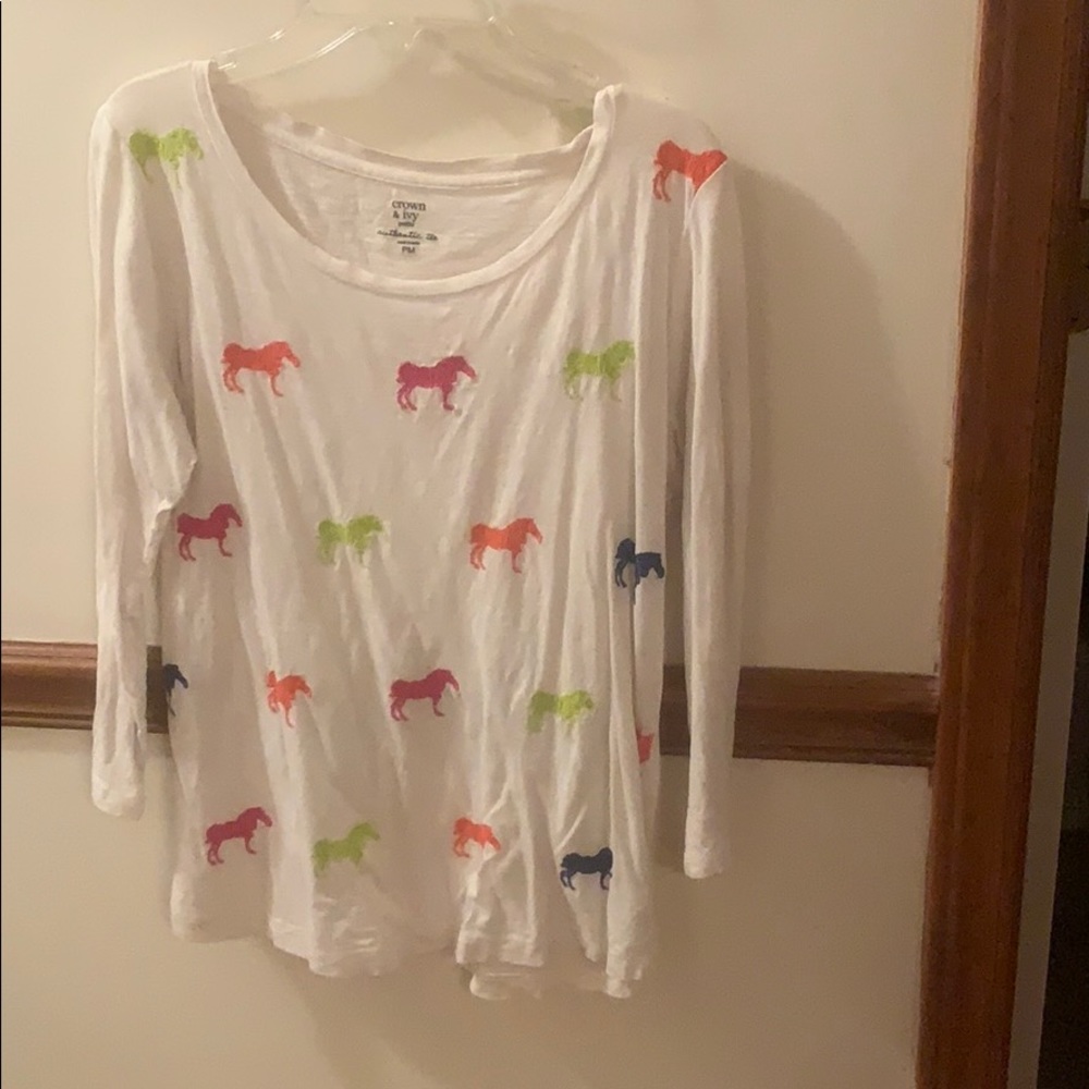 Crown & Ivy T with embroidered print. Size PM